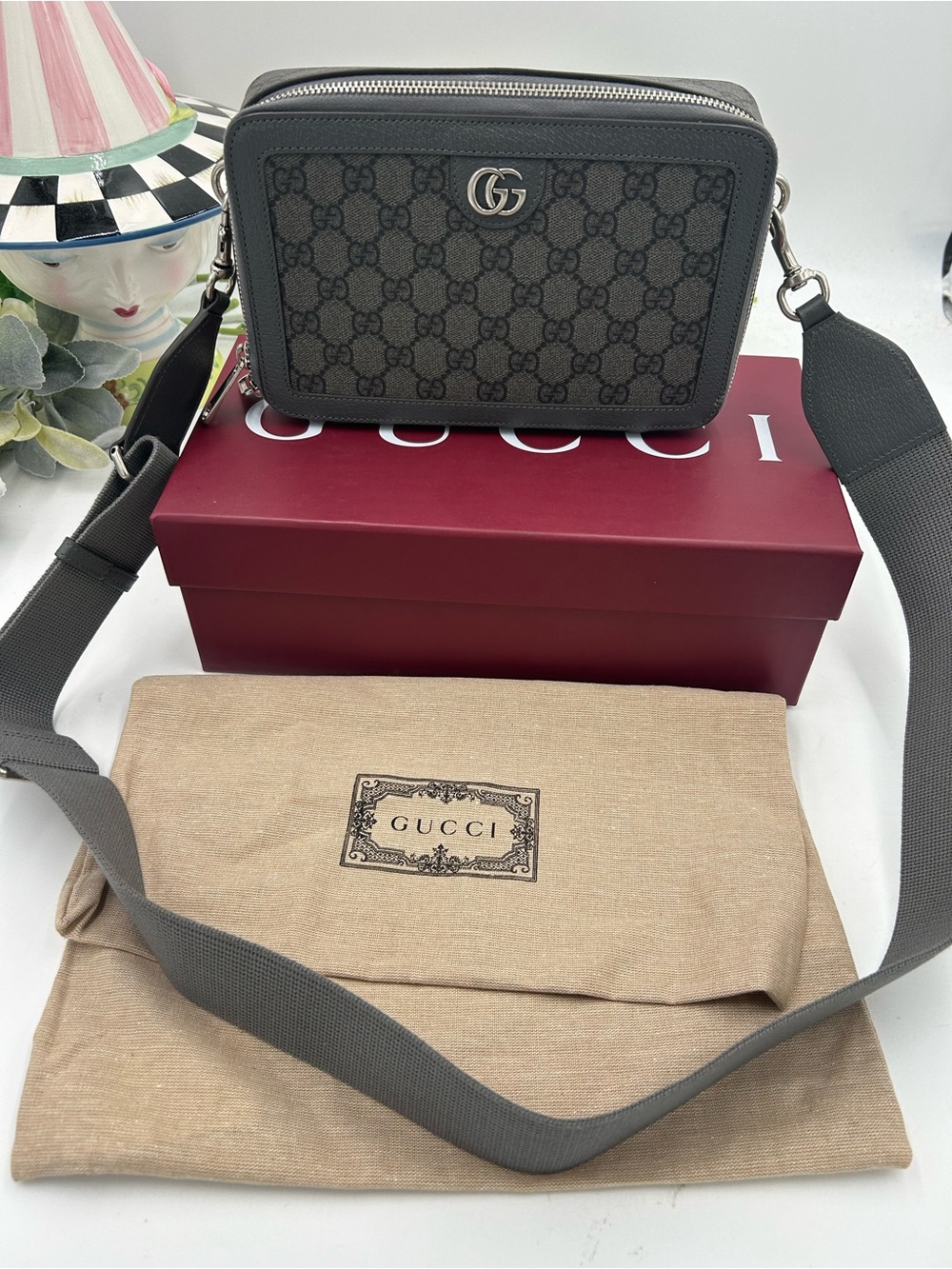 Men’s Gucci GG Supreme shoulder Bag in gray and black canvas made in Italy